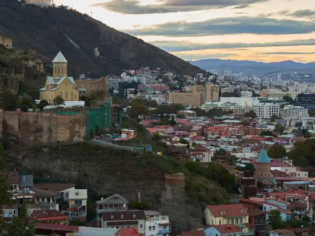 Tiflis eski şehri, Narikala yamaçları ve kırmızı çatılı evler
