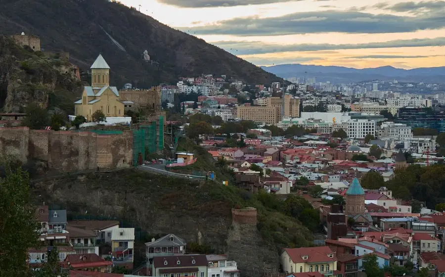 Tiflis eski şehri, Narikala yamaçları ve kırmızı çatılı evler