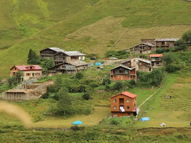 Karadeniz yaylasında yamaca dizili ahşap yayla evleri