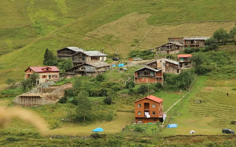 Karadeniz yaylasında yamaca dizili ahşap yayla evleri