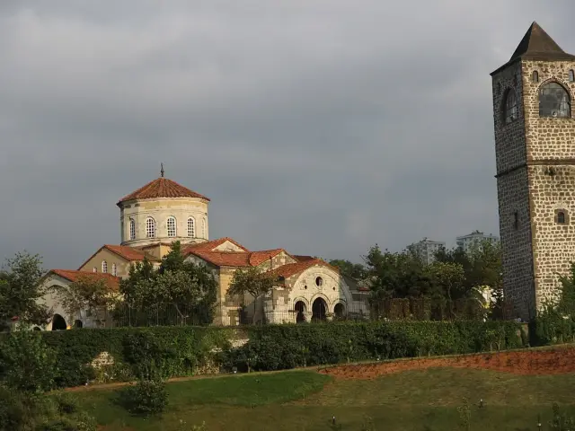 Trabzon Ayasofyası ve çan kulesi