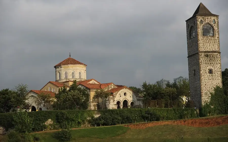 Trabzon Ayasofyası ve çan kulesi
