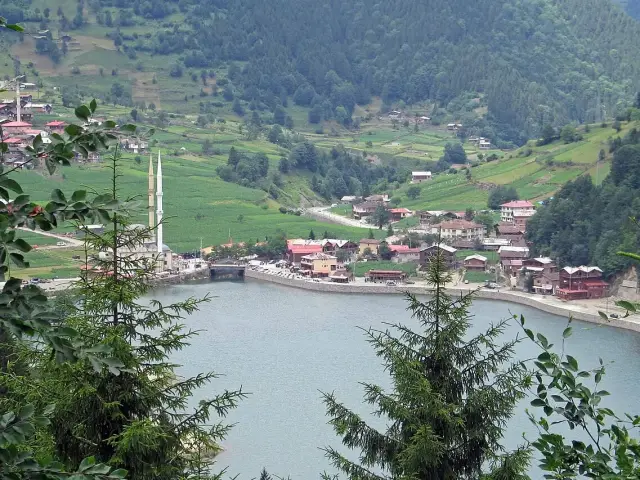 Uzungöl, göl kıyısındaki cami ve çevresindeki ormanlık dağlar