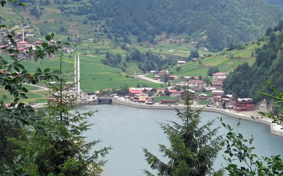 Uzungöl, göl kıyısındaki cami ve çevresindeki ormanlık dağlar